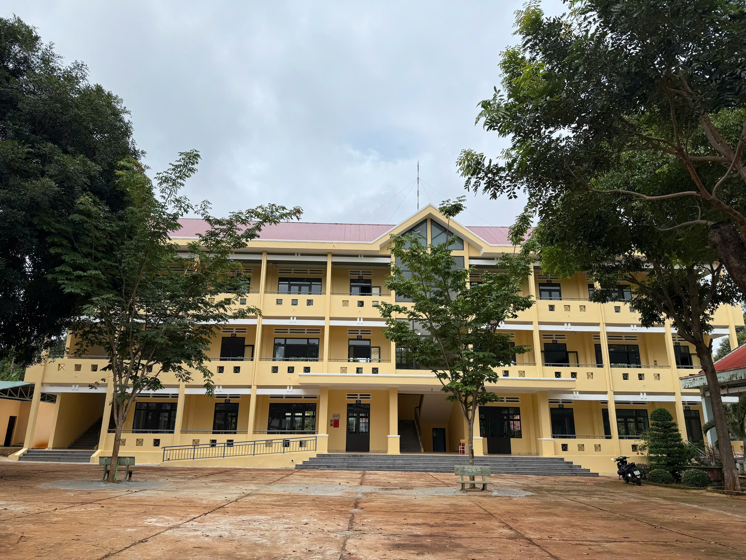 Được sự quan tâm đầu tư của nhà nước, năm học 2025 – 2026 Trường THCS Nguyễn Tất Thành đang dần khoác lên mình diện mạo mới khang trang, sạch đẹp